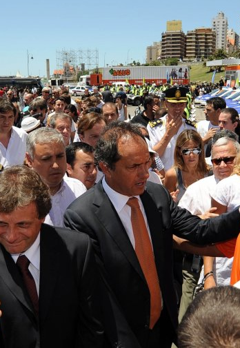 Scioli debió ser protegido por su custodia en fallida inauguración