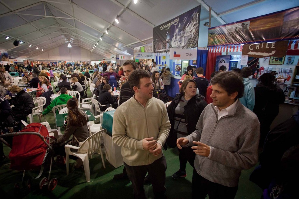 Ariel Ciano recorrió la Feria de la Colectividades