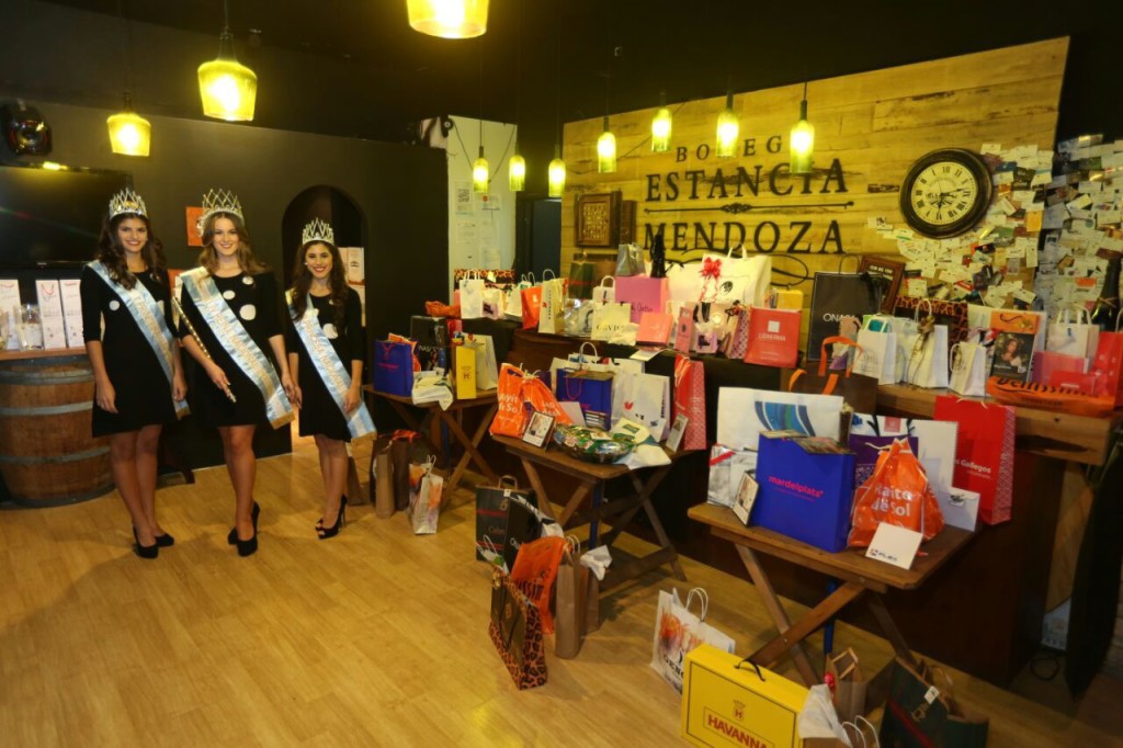 Se llevó a cabo la tradicional entrega de regalos a la 44ª Reina Nacional del Mar y Princesas