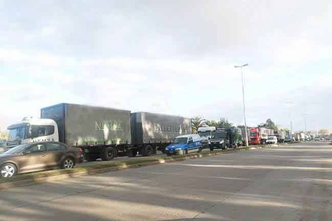 Masiva protesta de camioneros en Balcarce