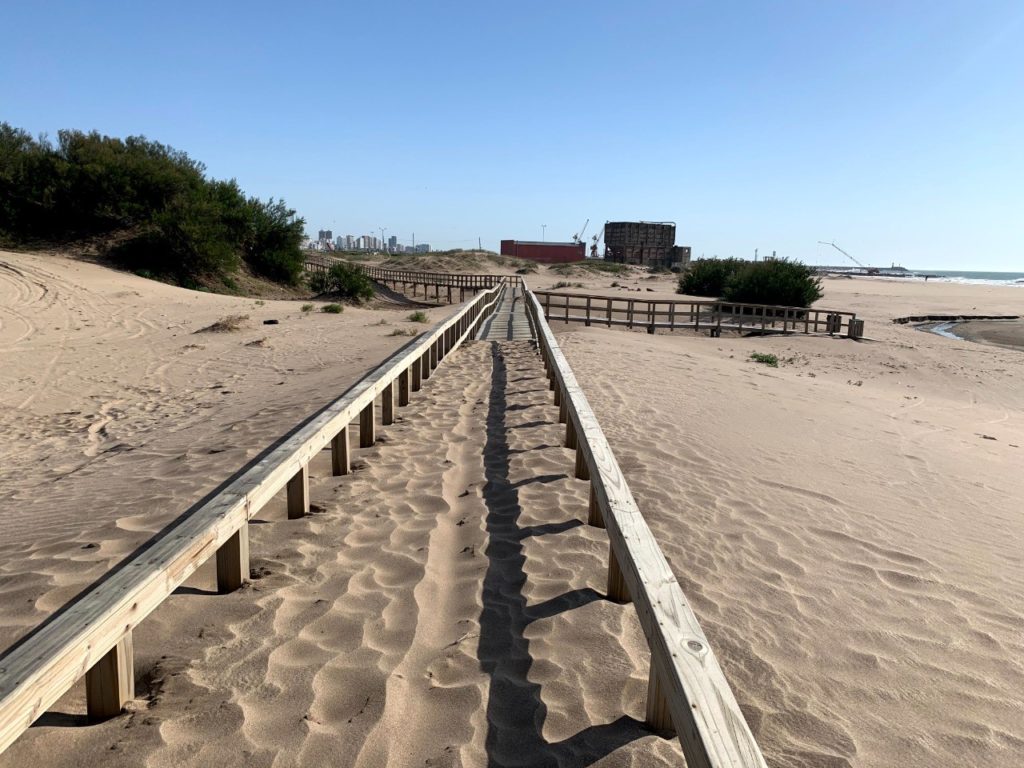 Comienzan los trabajos de traslado de arena a la parte pública de Playa Grande