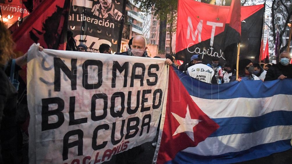 Un abrazo solidario y una protesta opositora frente a la embajada de Cuba en Argentina