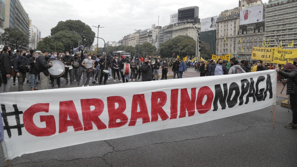 Pablo Moyano encabezó marcha a Garbarino por pago de sueldos y metió presión al Gobierno para una solución