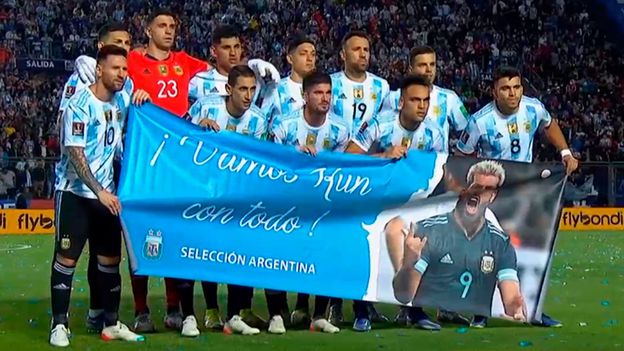 La Selección Argentina desplegó una bandera en apoyo al Kun Agüero y los hinchas lo ovacionaron