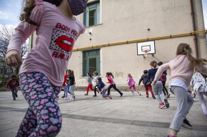 Los alumnos porteños de hasta tercer grado ya no tendrán que usar barbijo en el aula