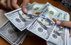 El dólar “blue” bajó $1,50 hasta $215,50, pero sigue siendo el más caro