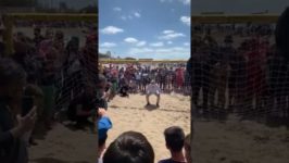 El Presidente celebró el movimiento turístico y se animó a atajar un penal en una playa deportiva