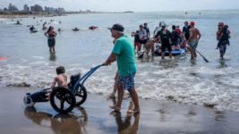 Tablas y disfraces en un festival organizado por la primera escuela de surf adaptado