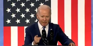 Joe Biden se perdió en su discurso, saludó a un “fantasma” y no encontró la salida