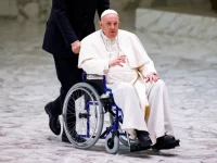 El Papa se mostró por primera vez en silla de ruedas por su dolor de rodilla