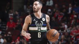 Luca Vildoza, afuera de los Milwaukee Bucks