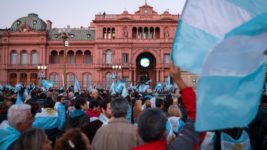 Lo que dejó el banderazo: antorchas frente al Obelisco, una guillotina en Plaza de Mayo y el cántico de "que se vayan todos"