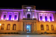 El Palacio Municipal de Tandil color magenta por el día mundial contra la trata de personas