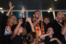 Una Ferrari, traje de etiqueta y alfombra roja: la presentación de lujo de Mauro Icardi en el Galatasaray