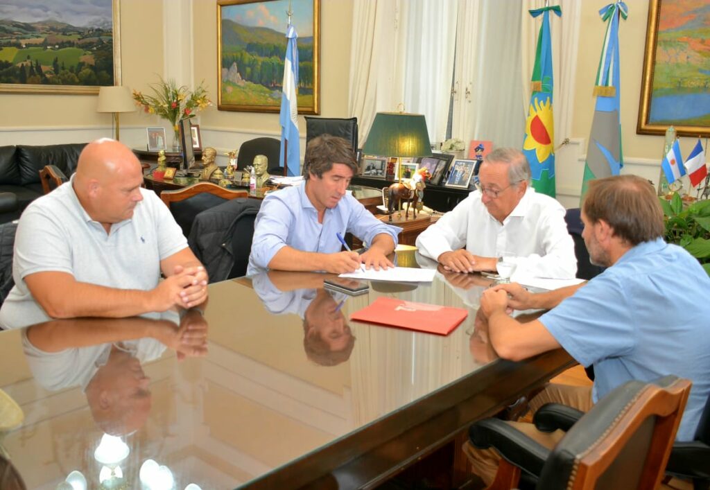 Obras de agua y cloacas para nuevas viviendas del barrio Arco Iris de Tandil