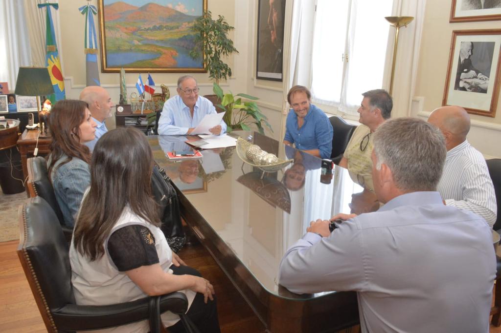 Se licitó y firmó contrato para la construcción del playón polideportivo en Cerro Leones