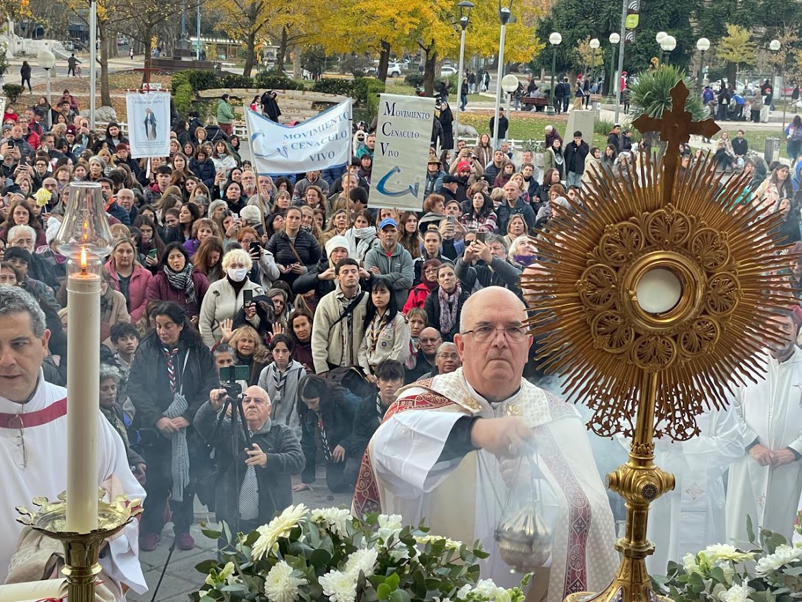 Una multitud participó del Corpus Christi llevando la Eucaristía por el centro de Mar del Plata