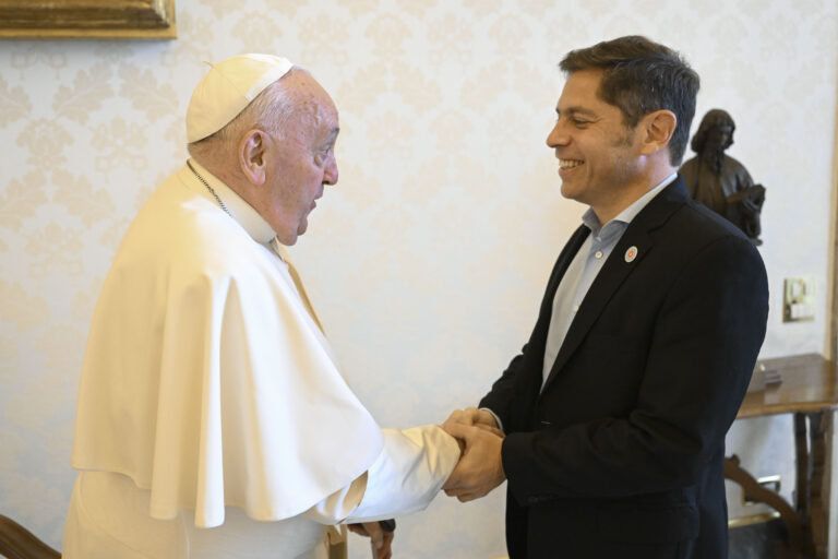 Kicillof se reunió con el Papa en el Vaticano: “Conoce en detalle la situación social de la Argentina”