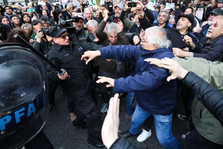 Congreso: reprimieron a jubilados que reclamaban por el veto a la Ley Provisional