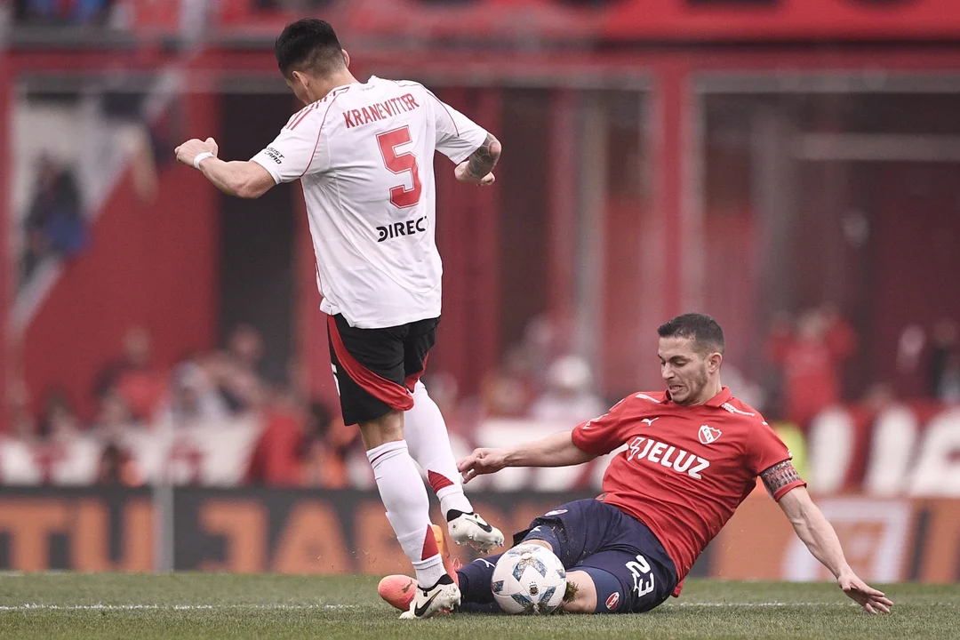 Con pocas luces, River empató ante un Independiente que jugó todo el partido con uno menos