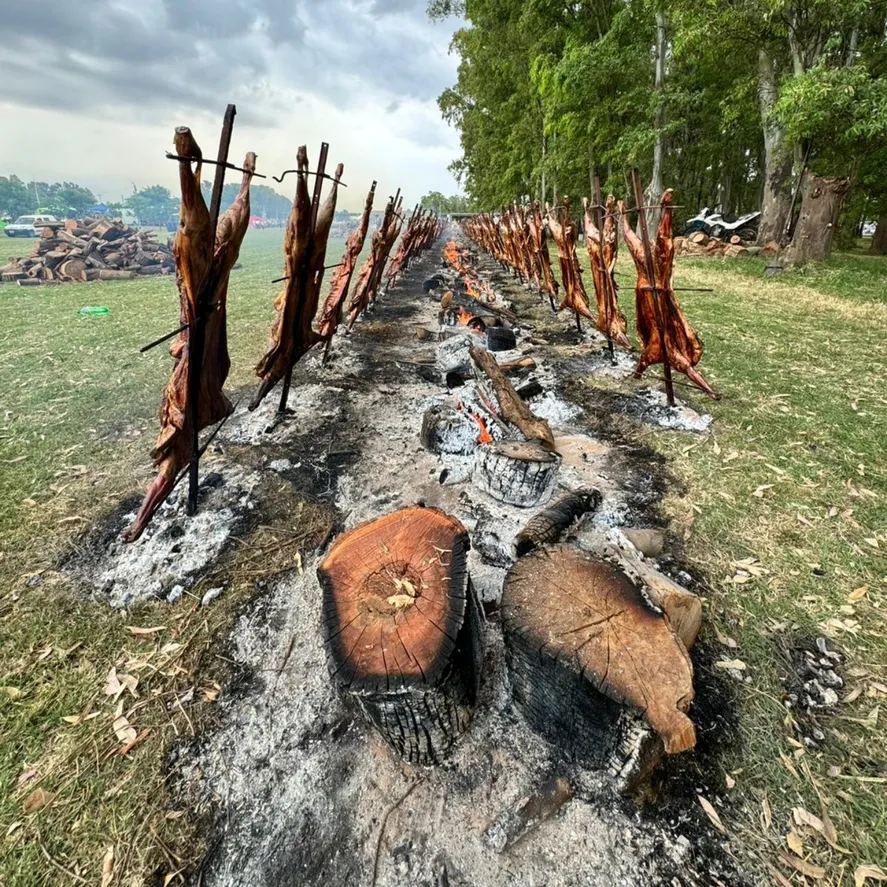 Carne asada, lluvia y caos: la Fiesta del Cordero en Daireaux terminó en escándalo