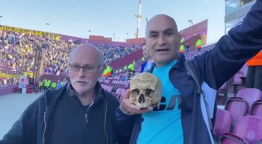 "Él es Racing": Un hincha llevó la calavera de su abuelo a la final en Paraguay