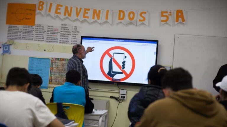 El Concejo debate restringir el uso de celulares en escuelas primarias